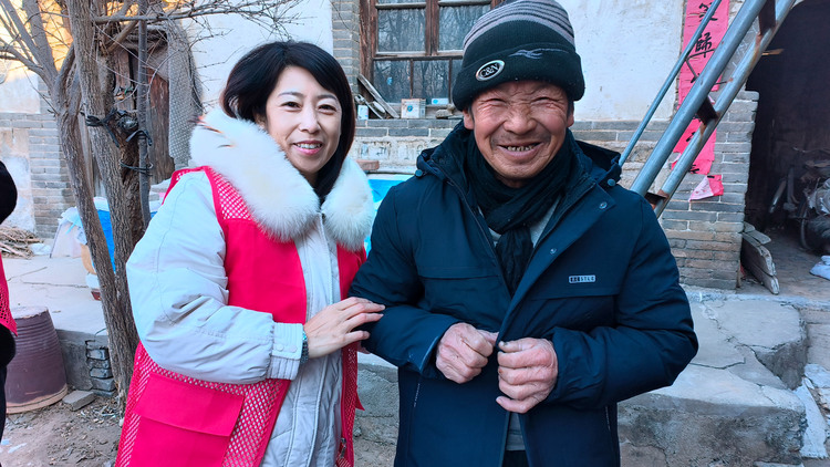 河北唐縣：開展春節送關愛系列志願服務活動_fororder_志願者為老人送去棉衣
