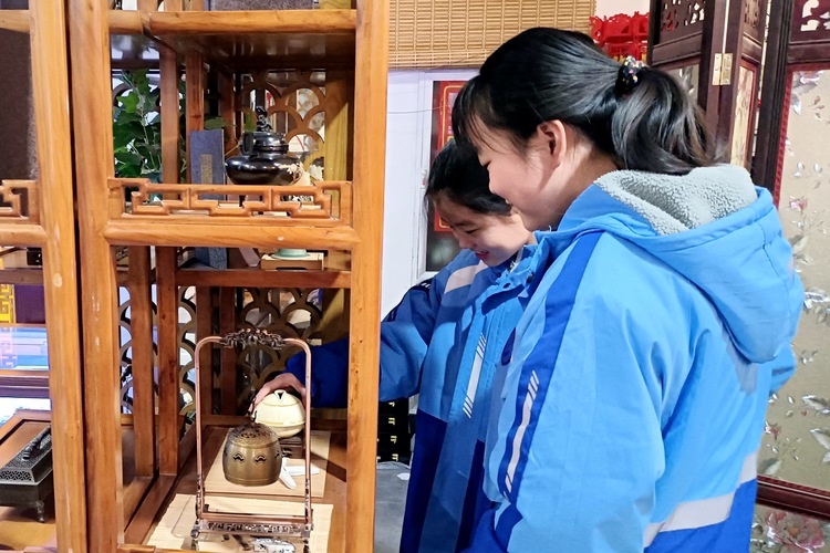 河北清苑：非遺研學 樂享假期_fororder_同學們參觀保定古城香文化博物館展廳。趙琪攝