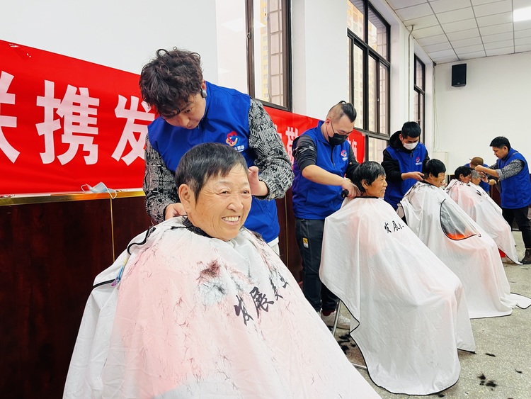 河北淶水：情暖巾幗心 愛在婦女節_fororder_圖為志願者為環衛女工提供義剪服務。李金璐 攝