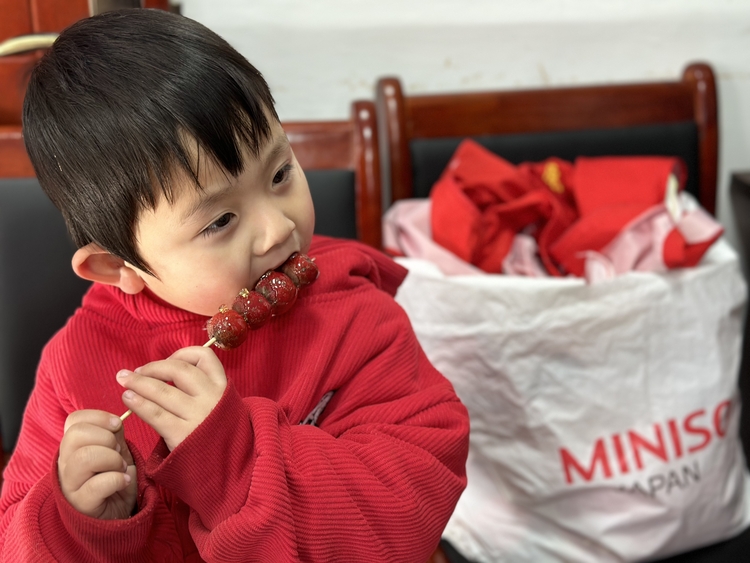 圖片默認標題_fororder_灤平縣舉辦“我們的節日·春節”——“冰糖葫蘆串串香，甜甜蜜蜜迎新年”我在新時代文明實踐站過大年活動 (6)