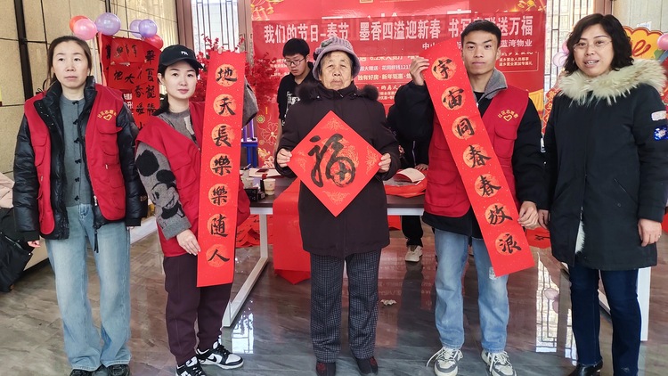 河北唐縣：墨香四溢迎新春 書寫春聯送萬福_fororder_書法愛好者們為居民現場贈送春聯