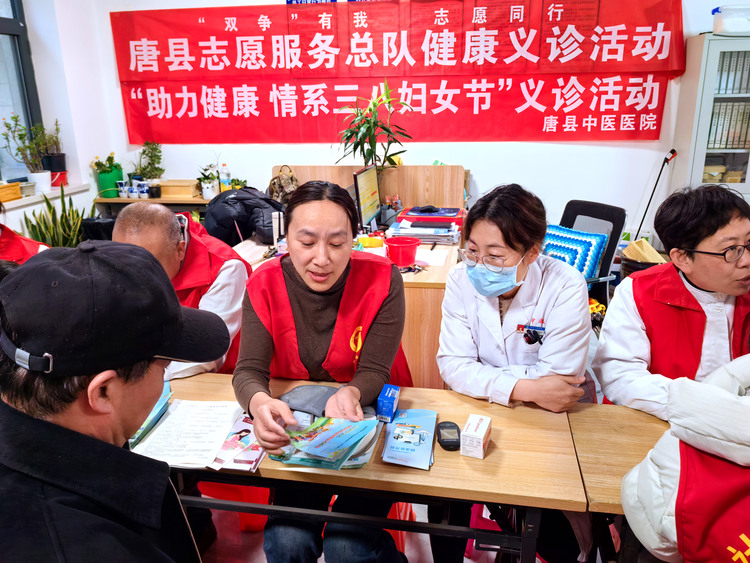 河北唐縣：慶三八 送健康 愛心義診進社區_fororder_醫務人員發放宣傳資料