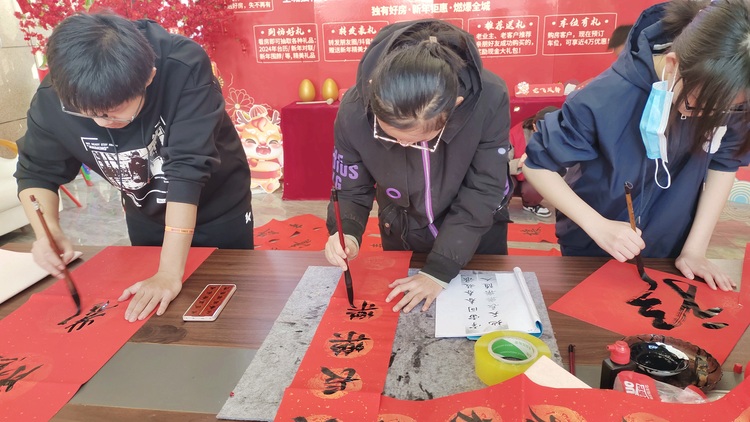 河北唐縣：墨香四溢迎新春 書寫春聯送萬福_fororder_書法愛好者們現場揮毫潑墨 (2)
