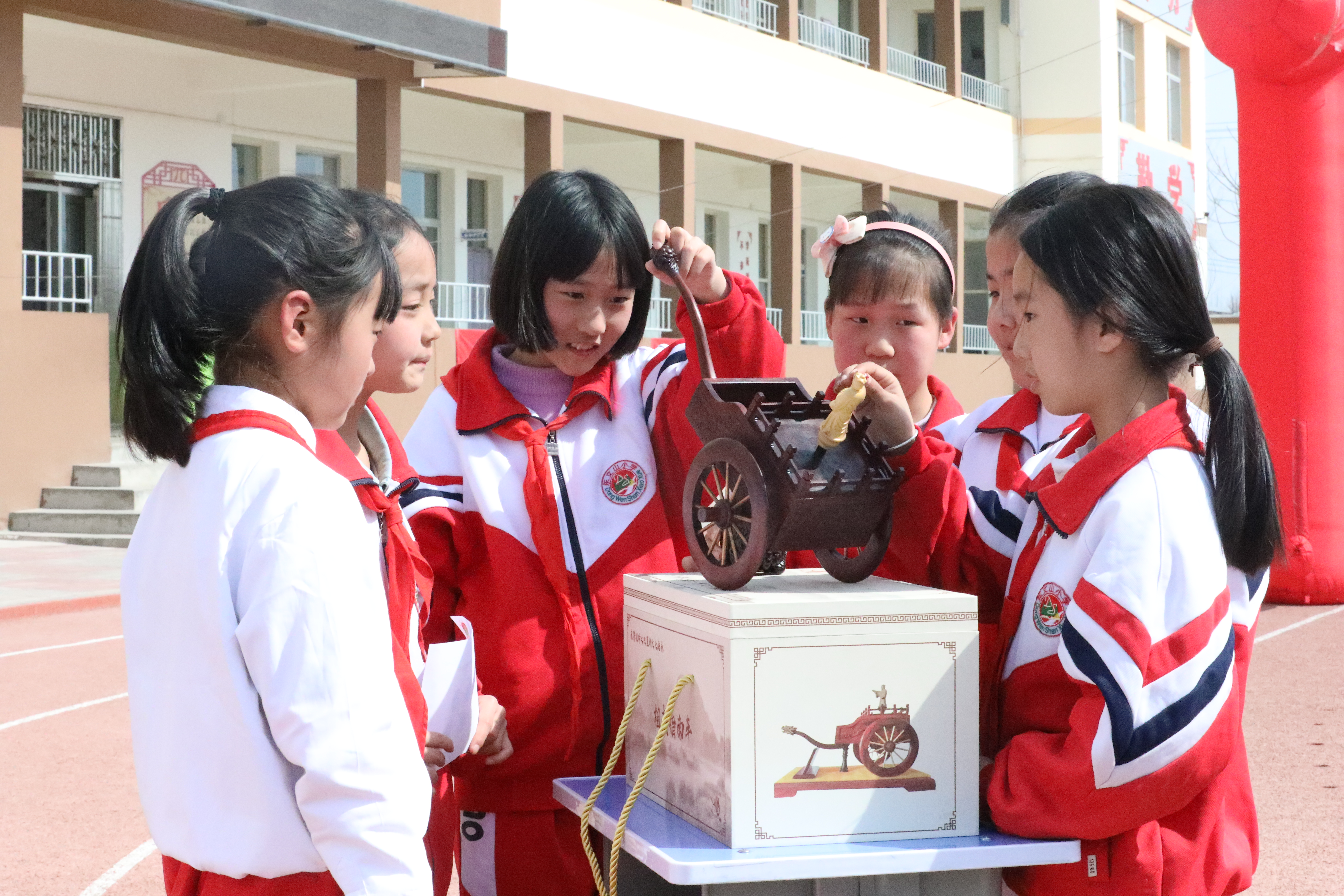 河北淶水：多彩活動 迎國際數學日_fororder_圖為學生正在觀賞淶水縣非遺作品祖氏指南車。徐梓鈺 攝
