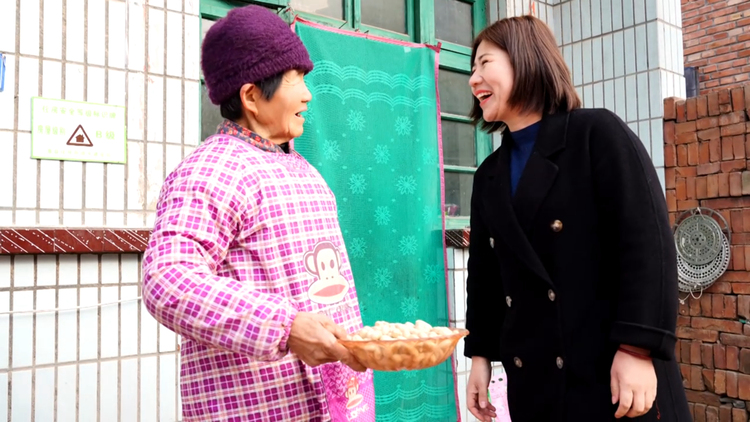 河北唐縣：走訪慰問送溫暖 濃濃關懷暖人心_fororder_志願者與走訪群眾親切交談