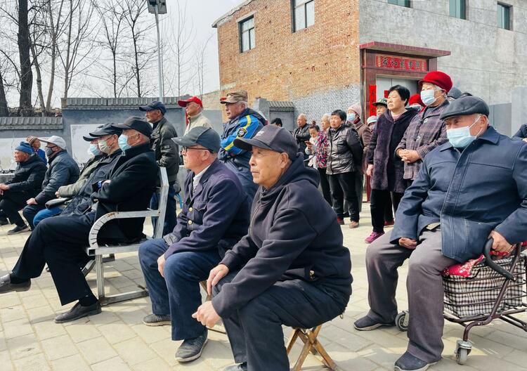 河北淶水：戲曲下鄉潤民心 文化惠民促振興_fororder_圖為觀眾聚精會神地觀看演出。（李金璐 攝）