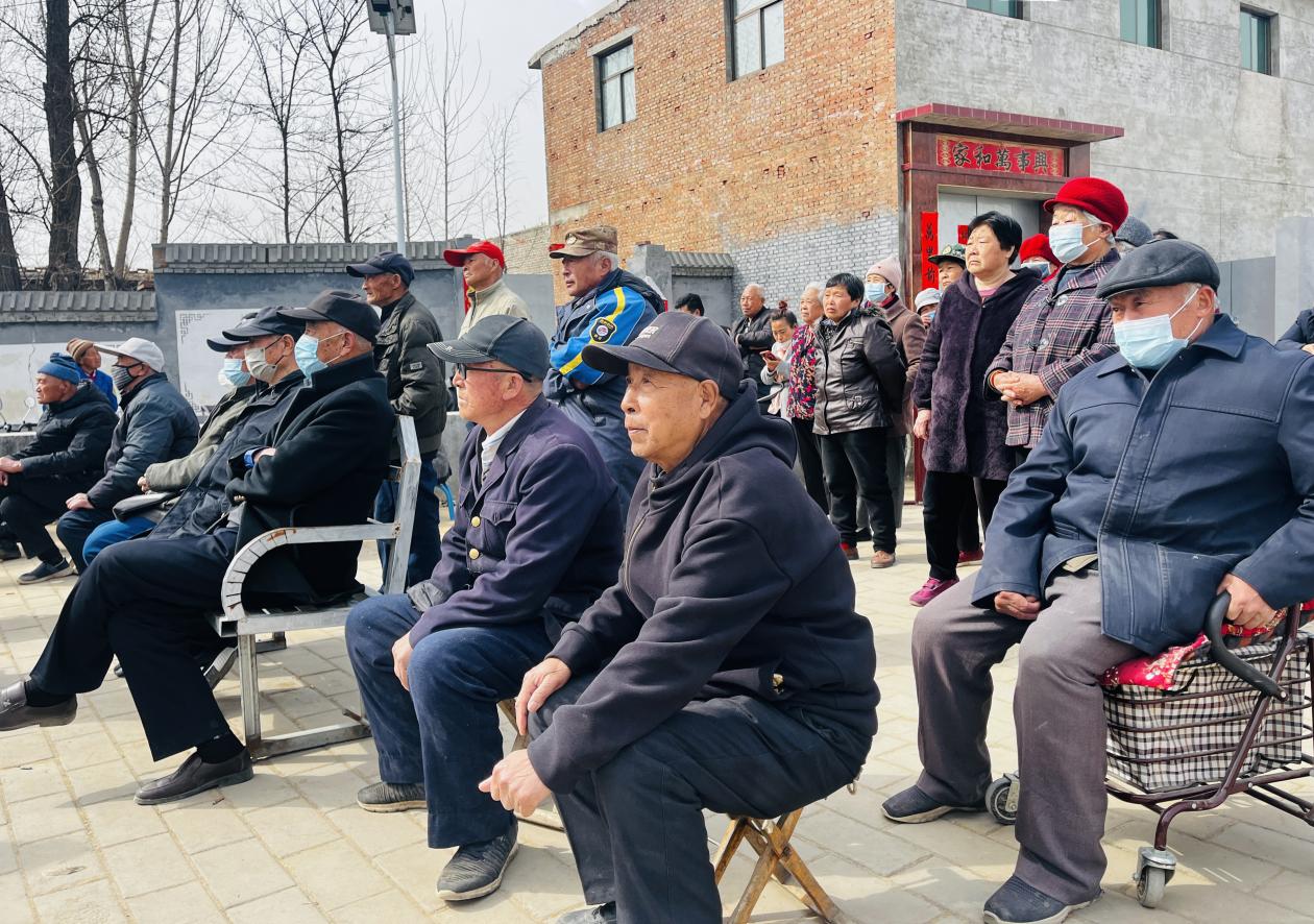 河北淶水：戲曲下鄉潤民心 文化惠民促振興_fororder_圖為觀眾聚精會神地觀看演出。（李金璐 攝）