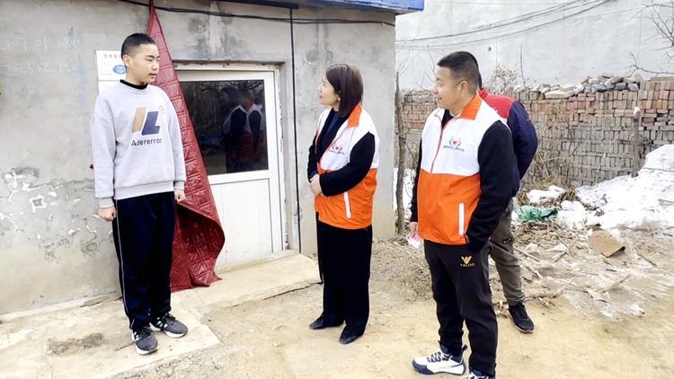 河北唐縣：走訪慰問送溫暖 濃濃關懷暖人心_fororder_志願者鼓勵孩子要增強信心
