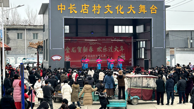河北唐縣：多彩活動迎新春 文明新風潤心田_fororder_觀眾認真欣賞文藝匯演