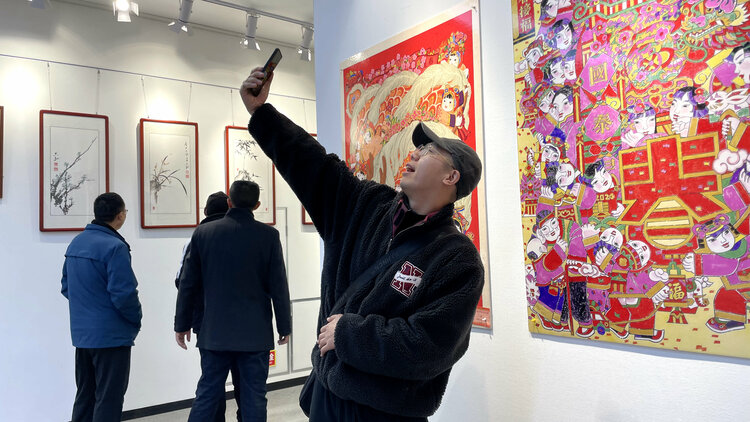 河北唐縣：舉辦“我們的節日•元宵”暨2024年“賞年畫 過大年”專題展_fororder_市民拿出手機拍下精美佳作 (2)