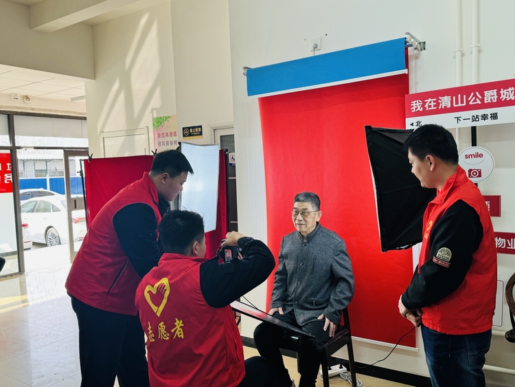 保定市蓮池區：志願服務架起社區與居民的“暖心橋”_fororder_圖片四：清山公爵城社區聯合中央司法警官學院警察管理系的攝影志願者，每週五下午免費為困難居民、老年人等群體免費拍攝證件照。（劉迪攝）