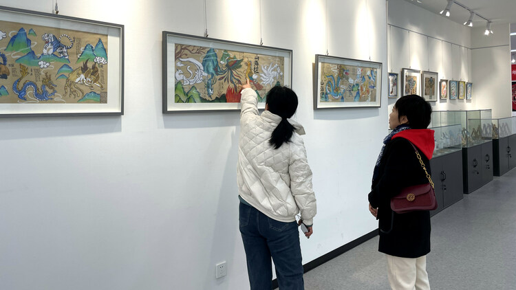河北唐縣：舉辦“我們的節日•元宵”暨2024年“賞年畫 過大年”專題展_fororder_年畫愛好者就喜歡的作品進行交流。
