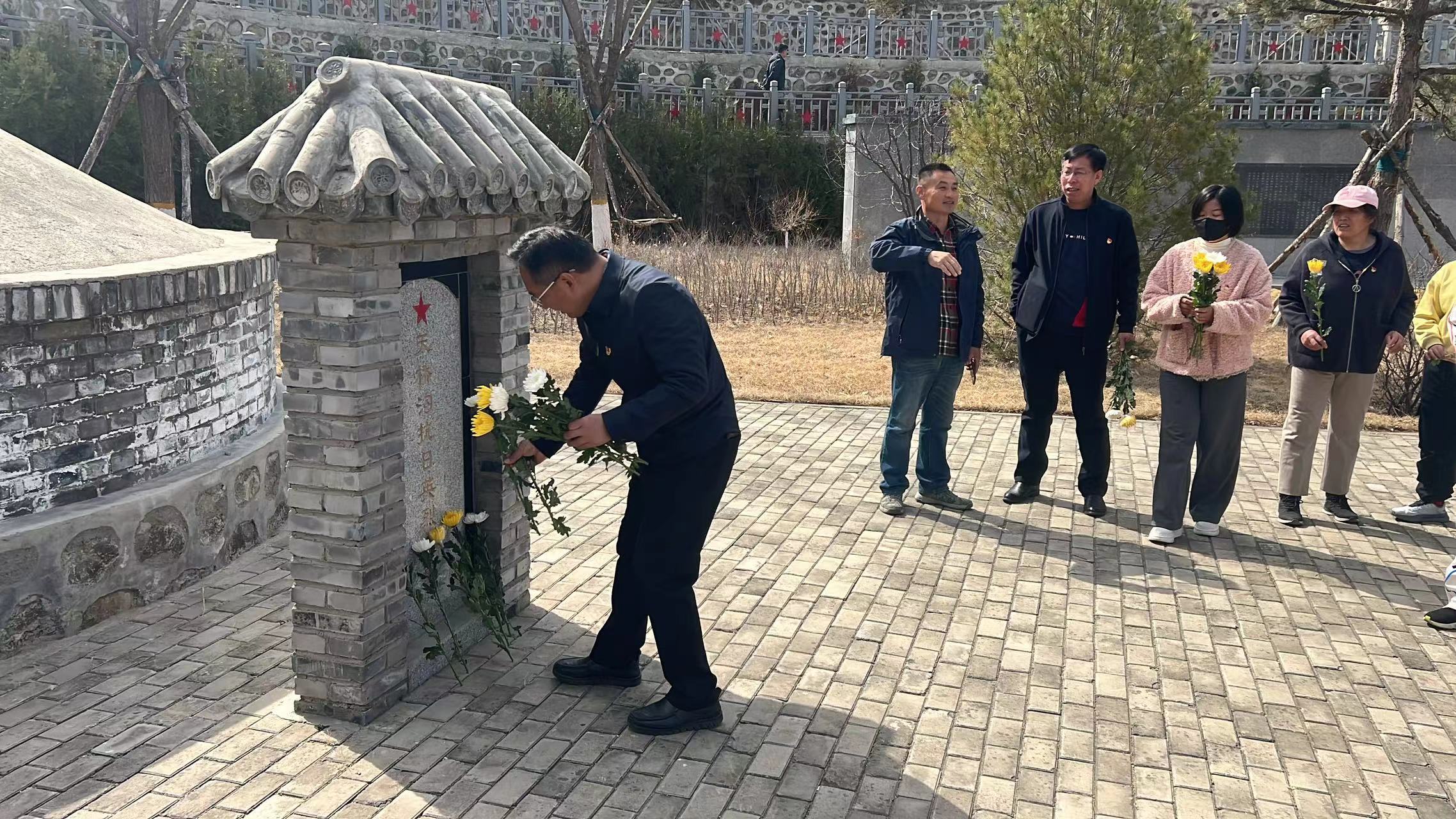 圖片默認標題_fororder_虎什哈鎮六道河村組織開展烈士公墓清明節祭掃 宣傳部供圖