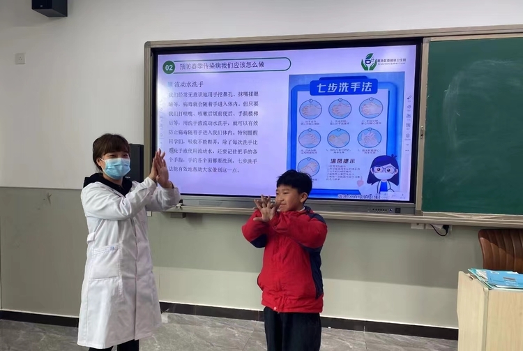 圖片默認標題_fororder_圖片一：百樓鎮衛生院健康副校長與太保營小學學生進行互動，現場教學七步洗手法。（李岩攝）