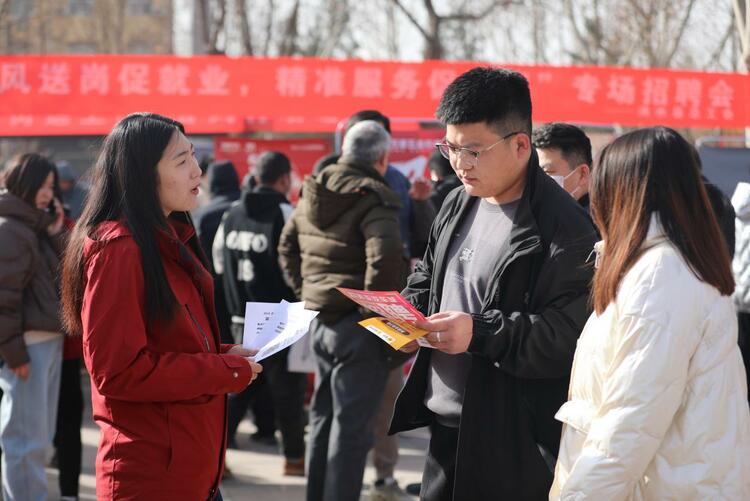 圖片默認標題_fororder_圖為求職者了解崗位信息。（徐梓鈺 攝）