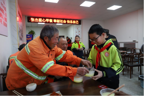 河北青縣：紅領巾體驗環衛工作 學雷鋒傳遞愛心_fororder_（國際在線圖片新聞）河北青縣：紅領巾體驗環衛工作 學雷鋒傳遞愛心402
