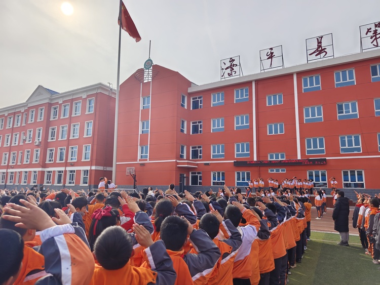 圖片默認標題_fororder_灤平縣第三小學舉行“文明灤平，志願先行”——學雷鋒活動月啟動儀式。 宣傳部供圖