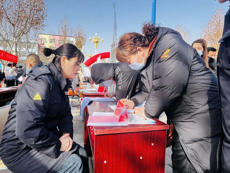 圖片默認標題_fororder_圖為求職者在填寫求職信息。（李金璐 攝）