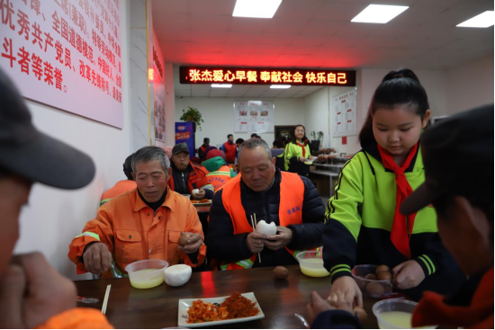 河北青縣：紅領巾體驗環衛工作 學雷鋒傳遞愛心_fororder_（國際在線圖片新聞）河北青縣：紅領巾體驗環衛工作 學雷鋒傳遞愛心430