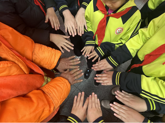 河北青縣：紅領巾體驗環衛工作 學雷鋒傳遞愛心_fororder_（國際在線圖片新聞）河北青縣：紅領巾體驗環衛工作 學雷鋒傳遞愛心481