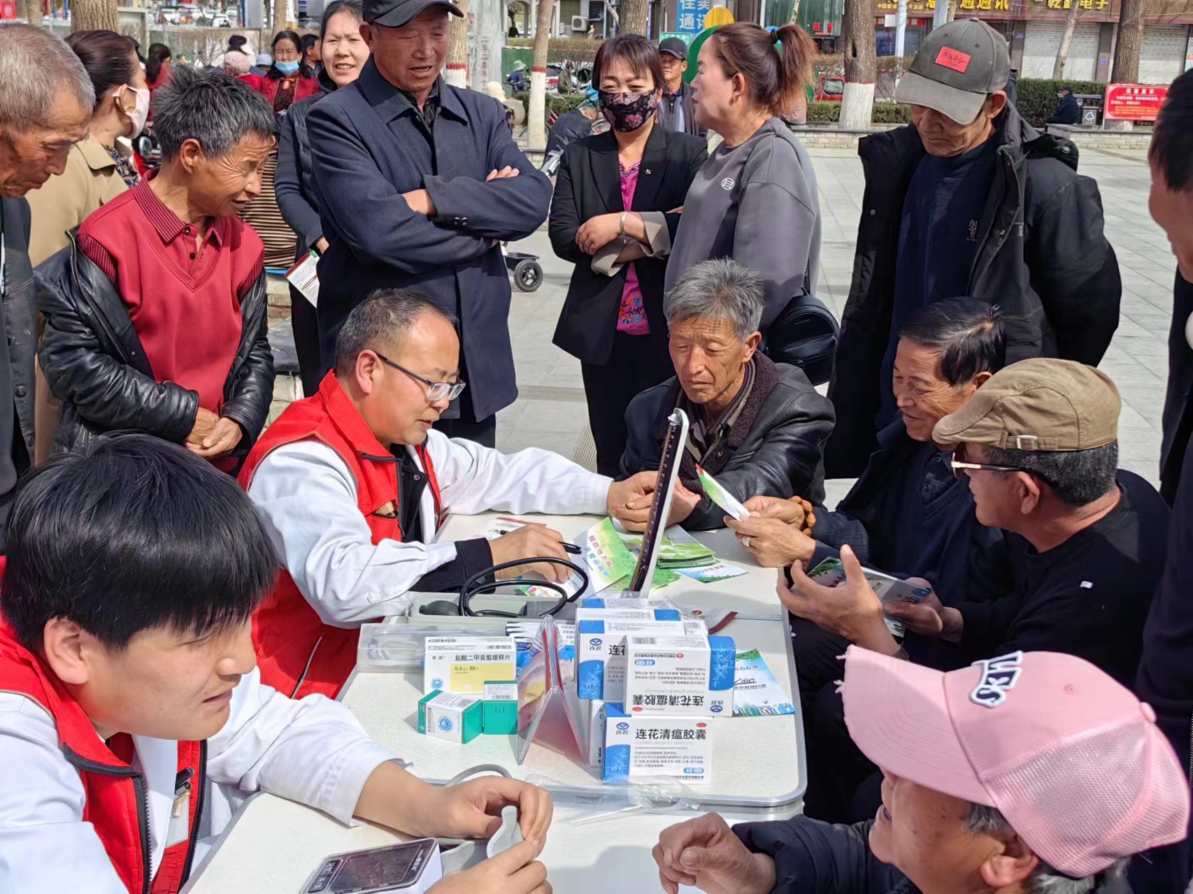 河北淶源開展“世界衛生日”主題活動_fororder_在公園義診