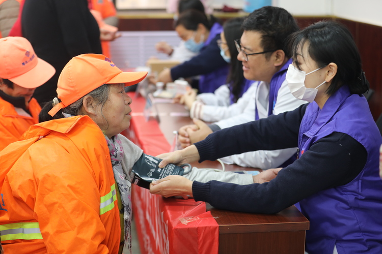 河北淶水：情暖巾幗心 愛在婦女節_fororder_圖為醫護人員為環衛女工測量血壓。徐梓鈺 攝