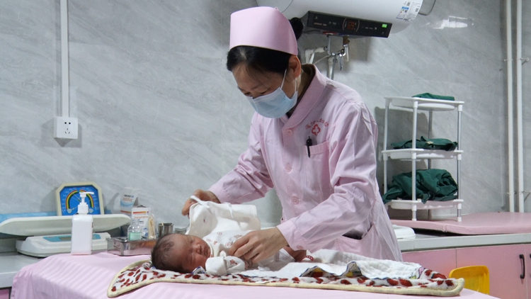 圖片默認標題_fororder_圖片二：蓮池區婦幼保健院工作人員護理新生兒。（王金中攝）