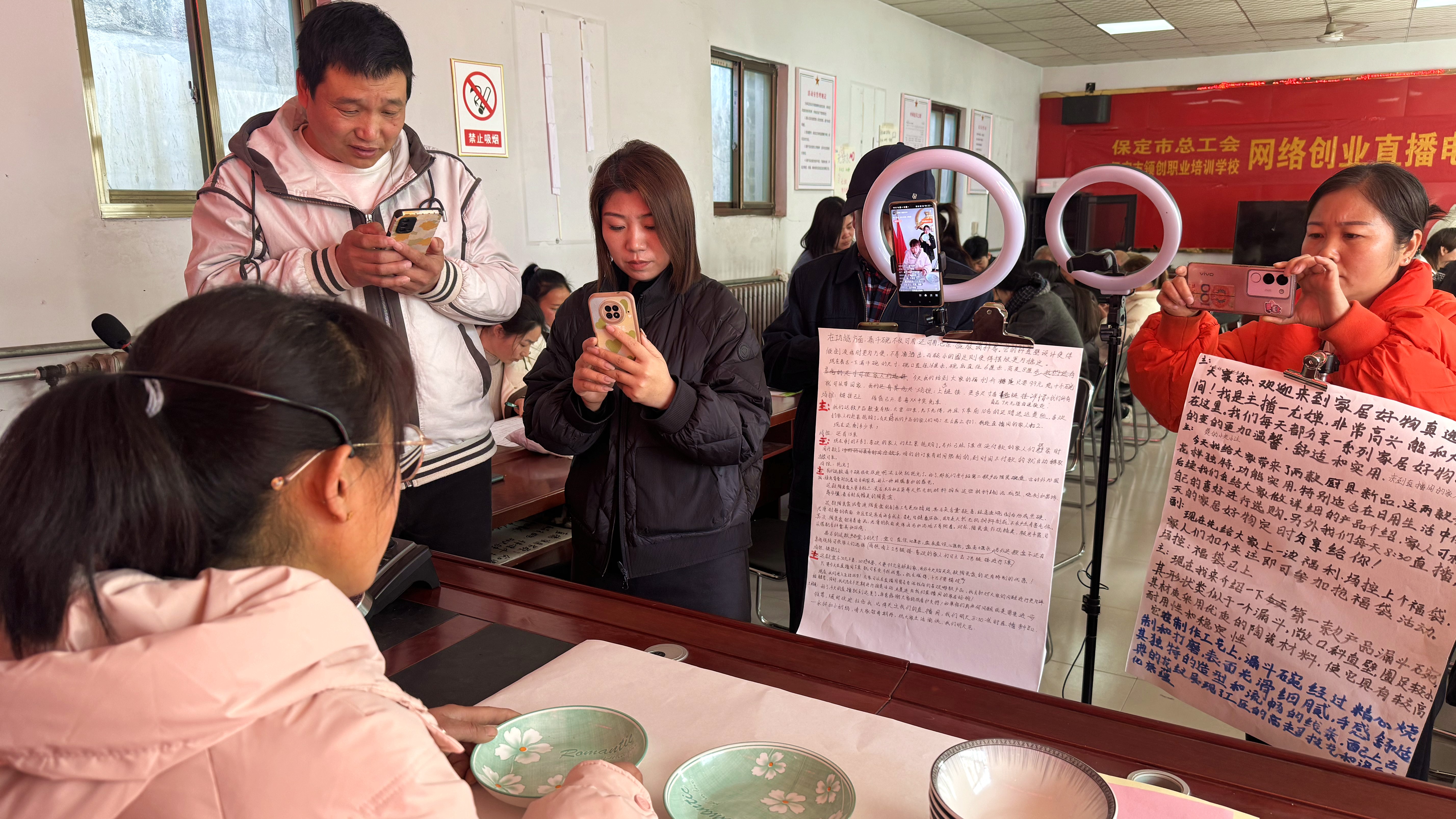 河北唐縣：直播大賽強比拼 打造助農新業態_fororder_學員團隊正密切配合著進行直播