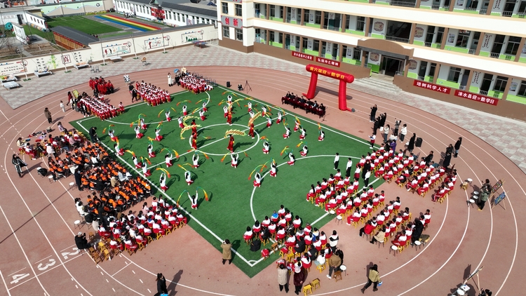 河北淶水：多彩活動 迎國際數學日_fororder_圖為淶水縣東文山小學迎“π”數學日活動現場。（航拍）（李金璐 攝）