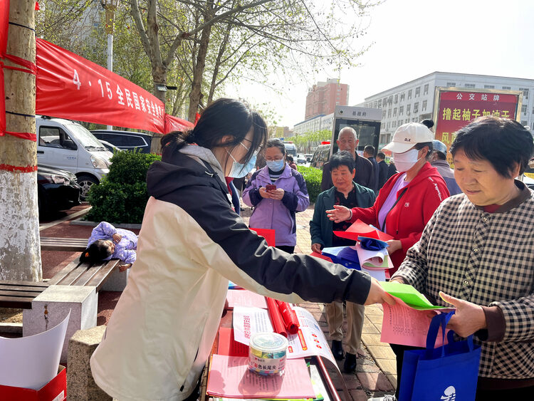 河北唐縣：多部門協同開展“4·15”全民國家安全教育日宣傳活動_fororder_工作人員發放宣傳資料