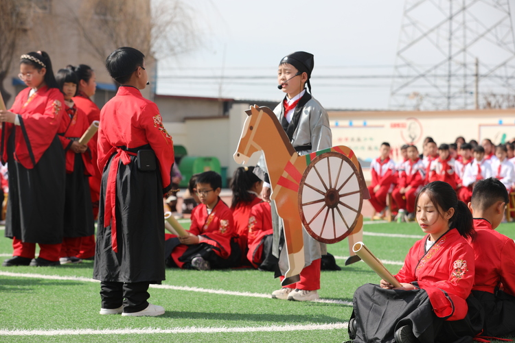 河北淶水：多彩活動 迎國際數學日_fororder_圖為學生正在表演情景劇《祖衝之與圓周率》。徐梓鈺 攝