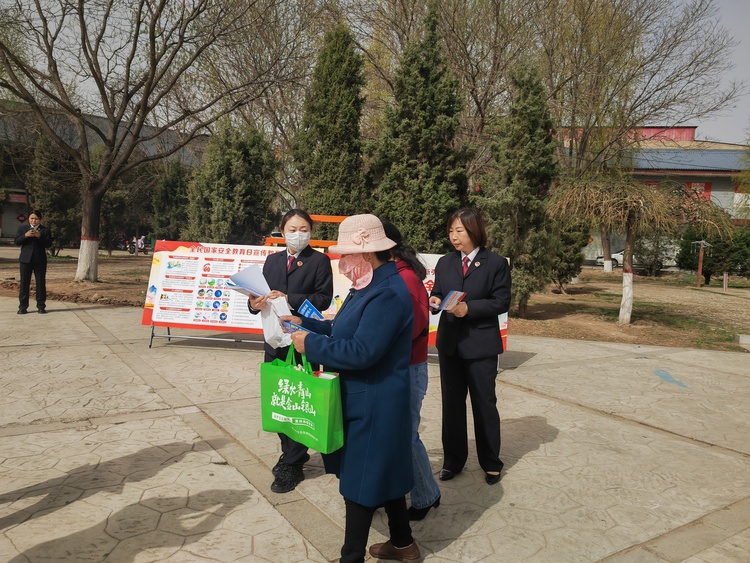 河北淶源開展“全民國家安全教育日”法治宣傳活動_fororder_淶源縣檢察院工作人員向過往群眾講解國家安全法