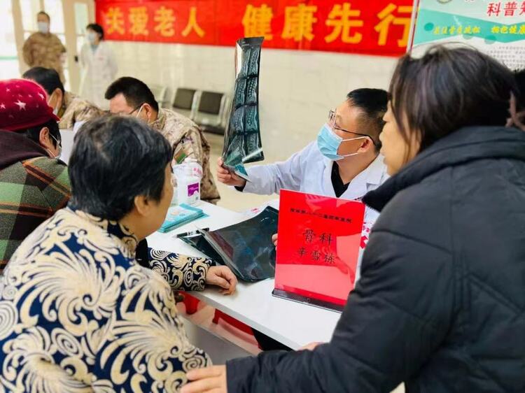 保定市蓮池區：優質醫療服務進社區_fororder_圖片一：王莊社區衛生服務中心邀請中國人民解放軍陸軍第八十二集團軍醫院專家進行義診。（李岩攝）