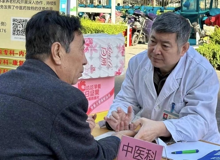 保定市蓮池區：優質醫療服務進社區_fororder_圖片三：長城社區衛生服務中心邀請保定市第一中醫院專家開展義診。（李岩攝）