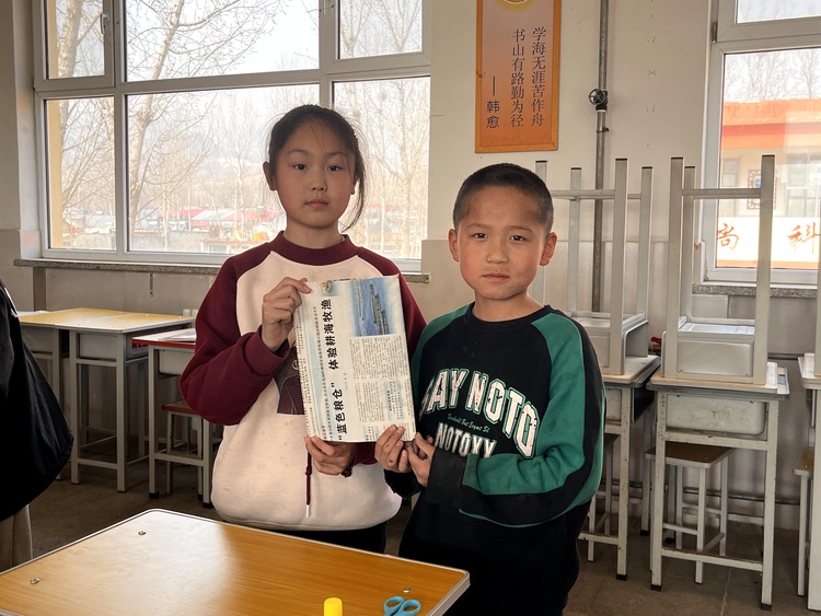 河北唐縣：勞動促發展  未來煥光彩_fororder_同學們包好的書皮展示  劉夢醒攝