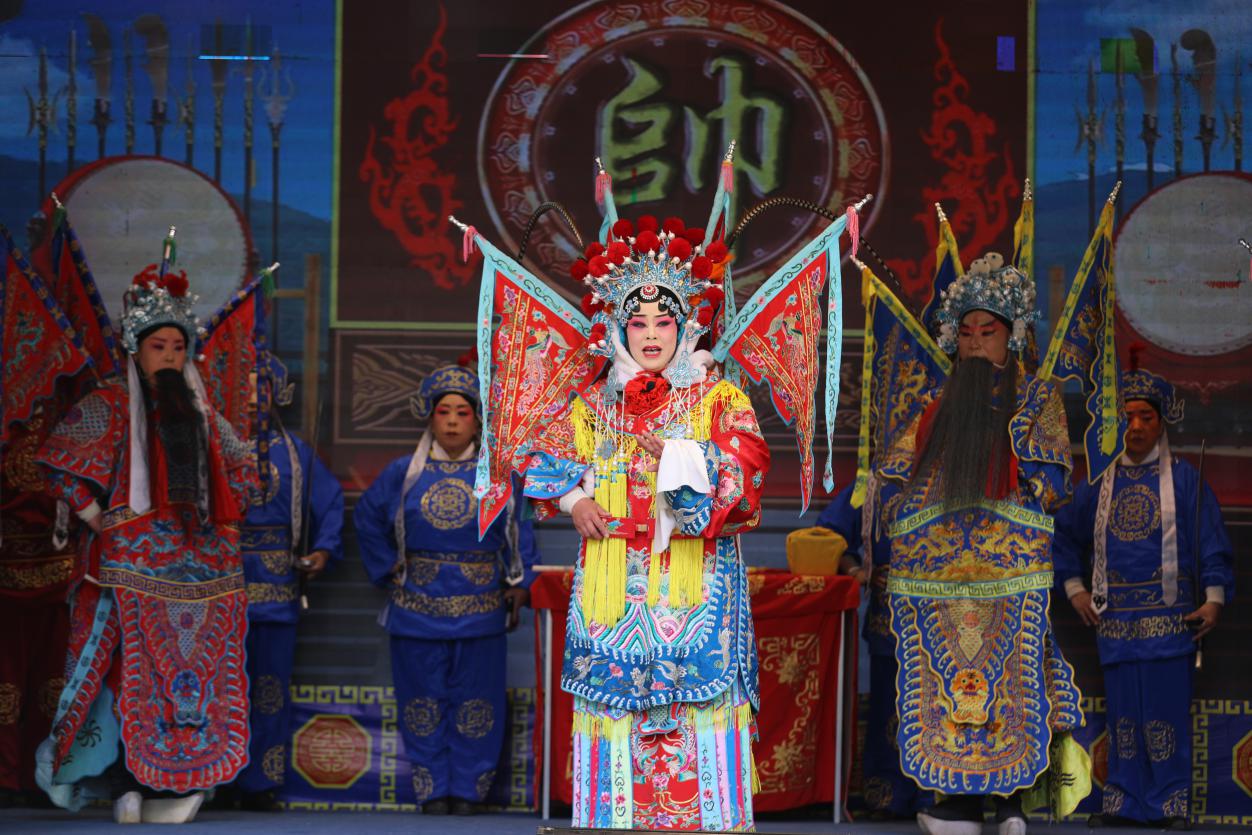 河北淶水：戲曲下鄉潤民心 文化惠民促振興_fororder_圖為戲曲演員正在表演《穆桂英挂帥》。（徐梓鈺 攝）
