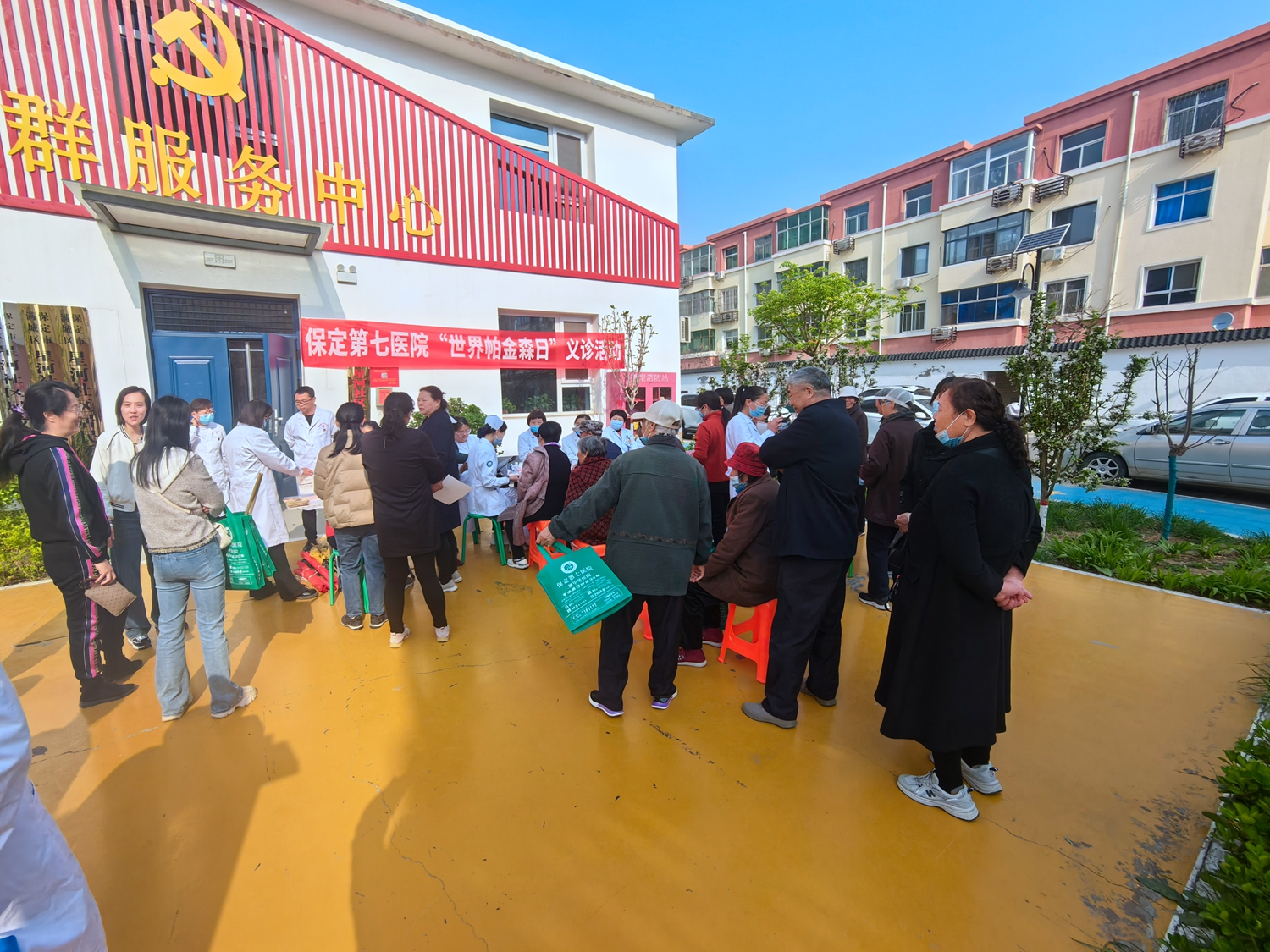 保定市滿城區開展“為黨旗添光彩 為群眾辦實事”主題黨日活動_fororder_圖為義診活動現場 攝影 杜娜