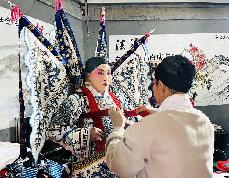 河北淶水：戲曲下鄉潤民心 文化惠民促振興_fororder_圖為戲曲演員正在整理裝束。（李金璐 攝）