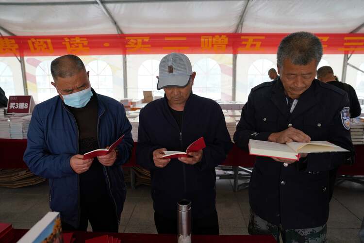 河北清苑：舉辦全民閱讀·2024書香節_fororder_市民挑選圖書。攝影 王磊