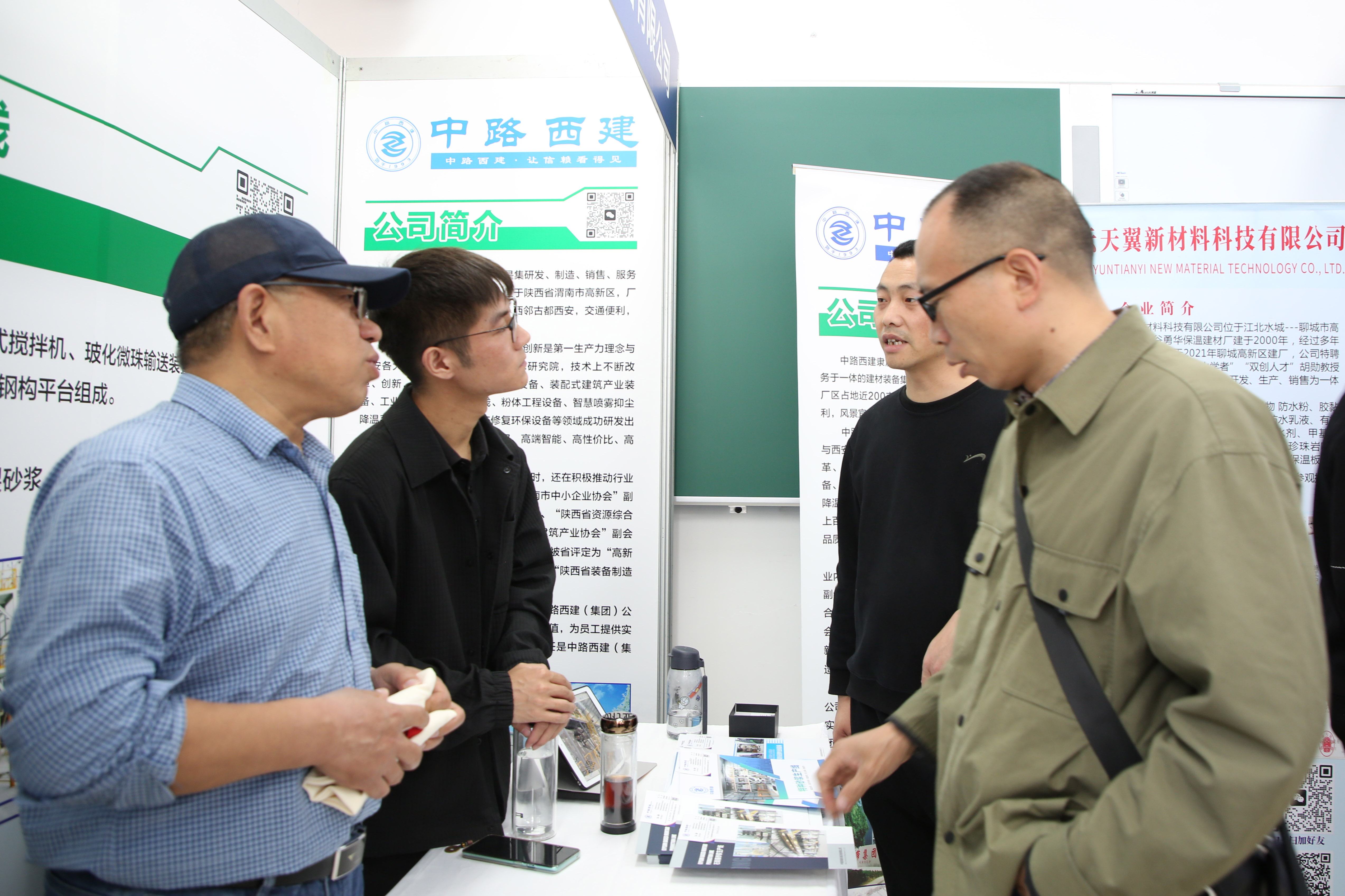 2024中國（晉州）纖維素與石膏科技創新交流會暨展覽會盛大開幕_fororder_活動中，企業負責人正在解答諮詢的問題。 - 副本.JPG