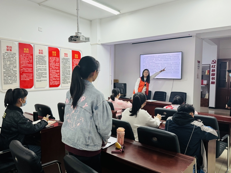 保定市蓮池區：志願服務架起社區與居民的“暖心橋”_fororder_圖片一：清山公爵城社區聯合河北金融學院經濟貿易學院、華北電力大學英語系志願者組織開展“小甜橙”週末公益課堂。（劉迪攝）
