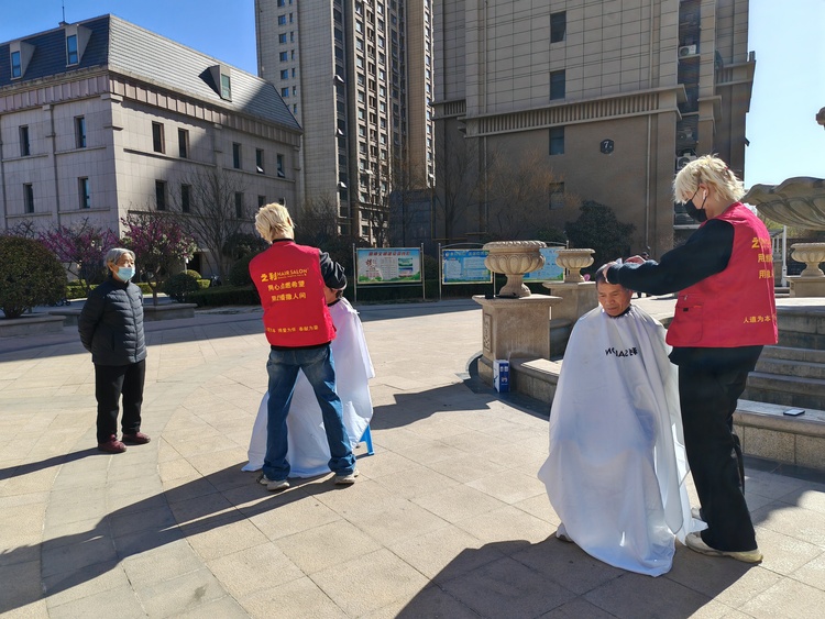 保定市蓮池區：志願服務架起社區與居民的“暖心橋”_fororder_圖片三：志願者每週二上午為社區老年人義務剪髮。（劉迪攝）
