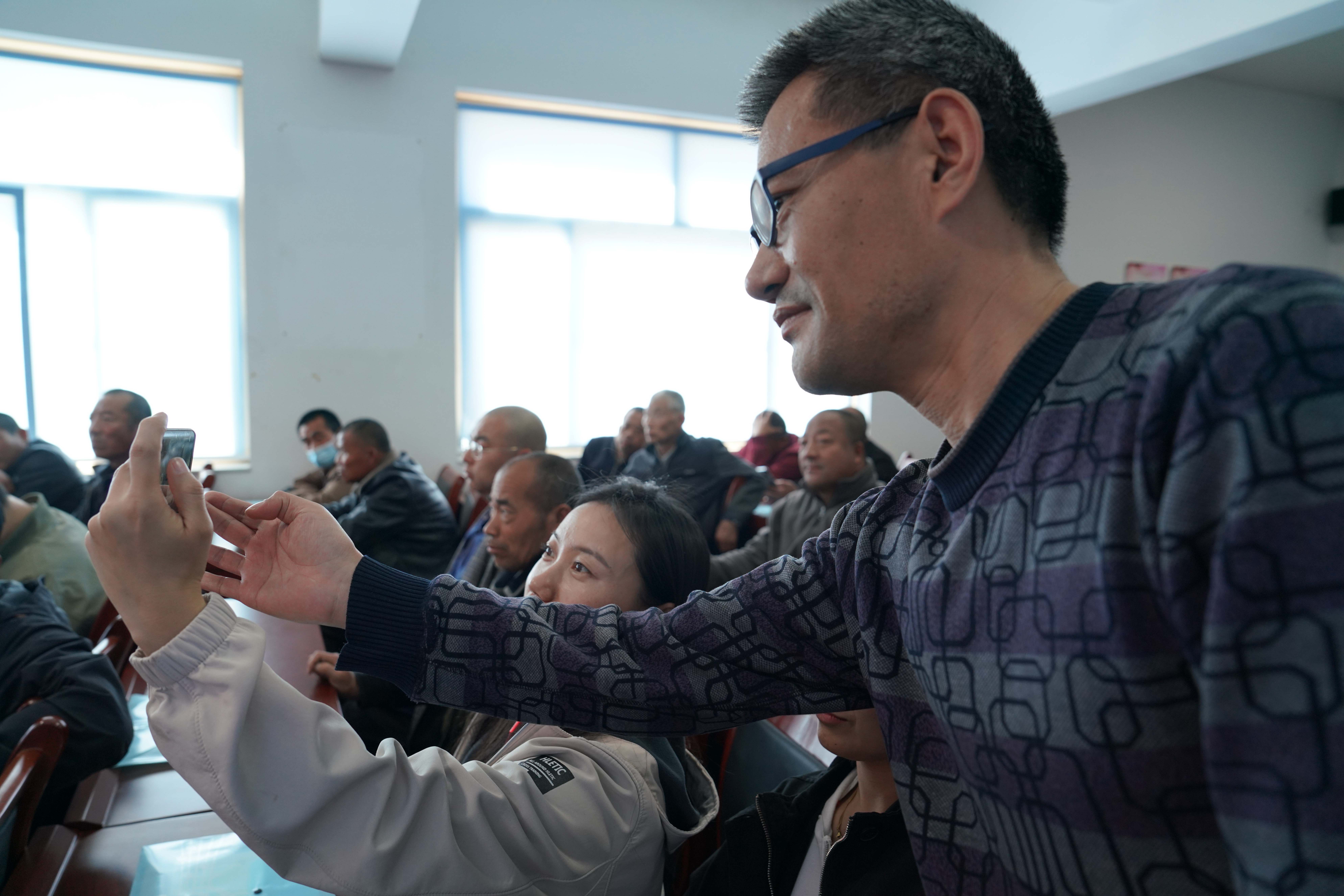 河北清苑：開展職業技能培訓 助力殘疾人就業創業_fororder_培訓老師指導學員手機攝像操作使用技巧。攝影 王磊
