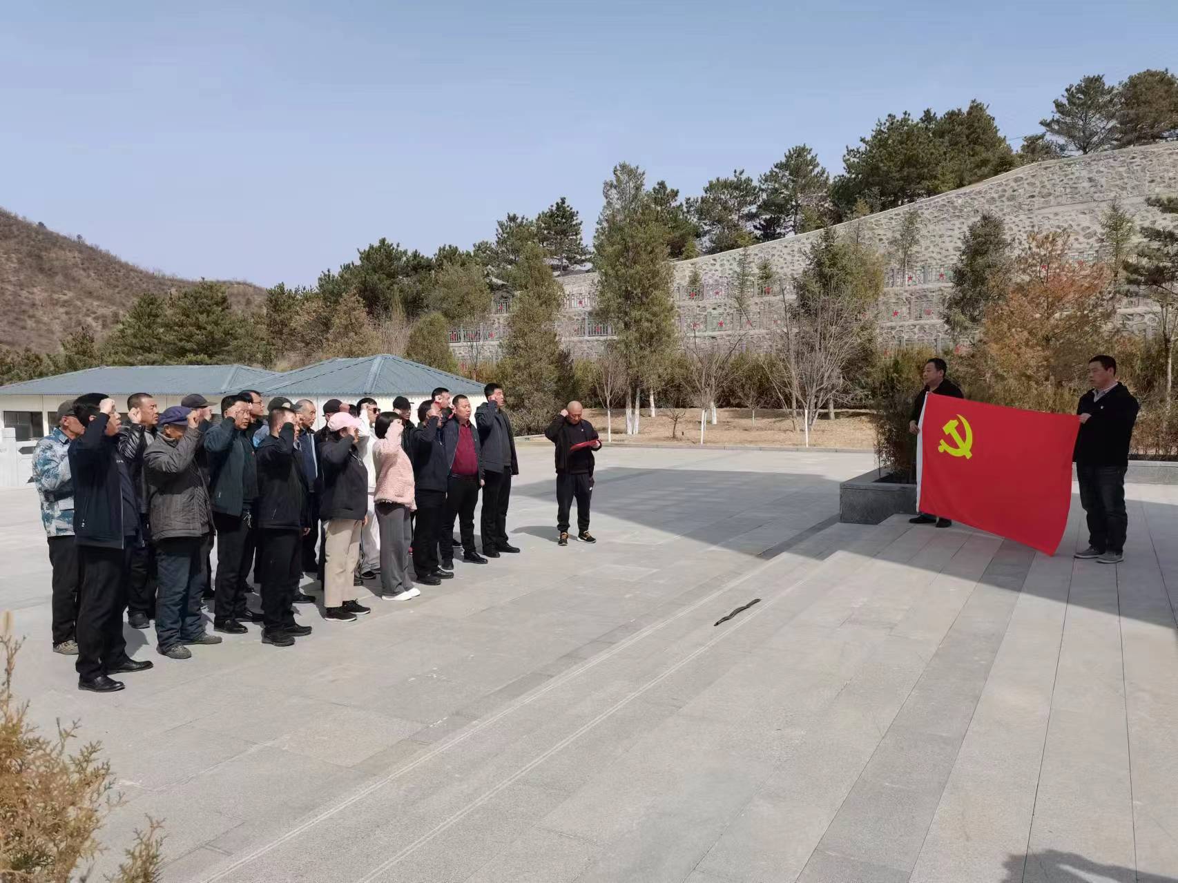 圖片默認標題_fororder_虎什哈鎮六道河村組織開展烈士公墓清明節祭掃 宣傳部供圖 (2)
