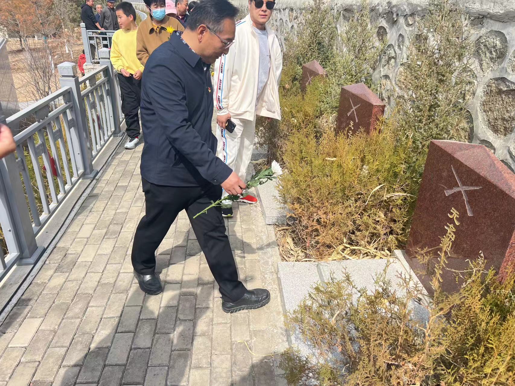 圖片默認標題_fororder_虎什哈鎮六道河村組織開展烈士公墓清明節祭掃 宣傳部供圖 (3)