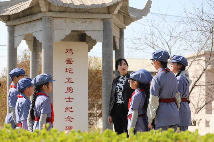 河北淶水：手繪風箏寄哀思 綠色清明祭英烈_fororder_圖為工作人員向學生講述革命先烈的英勇事跡。（徐梓鈺 攝）.JPG