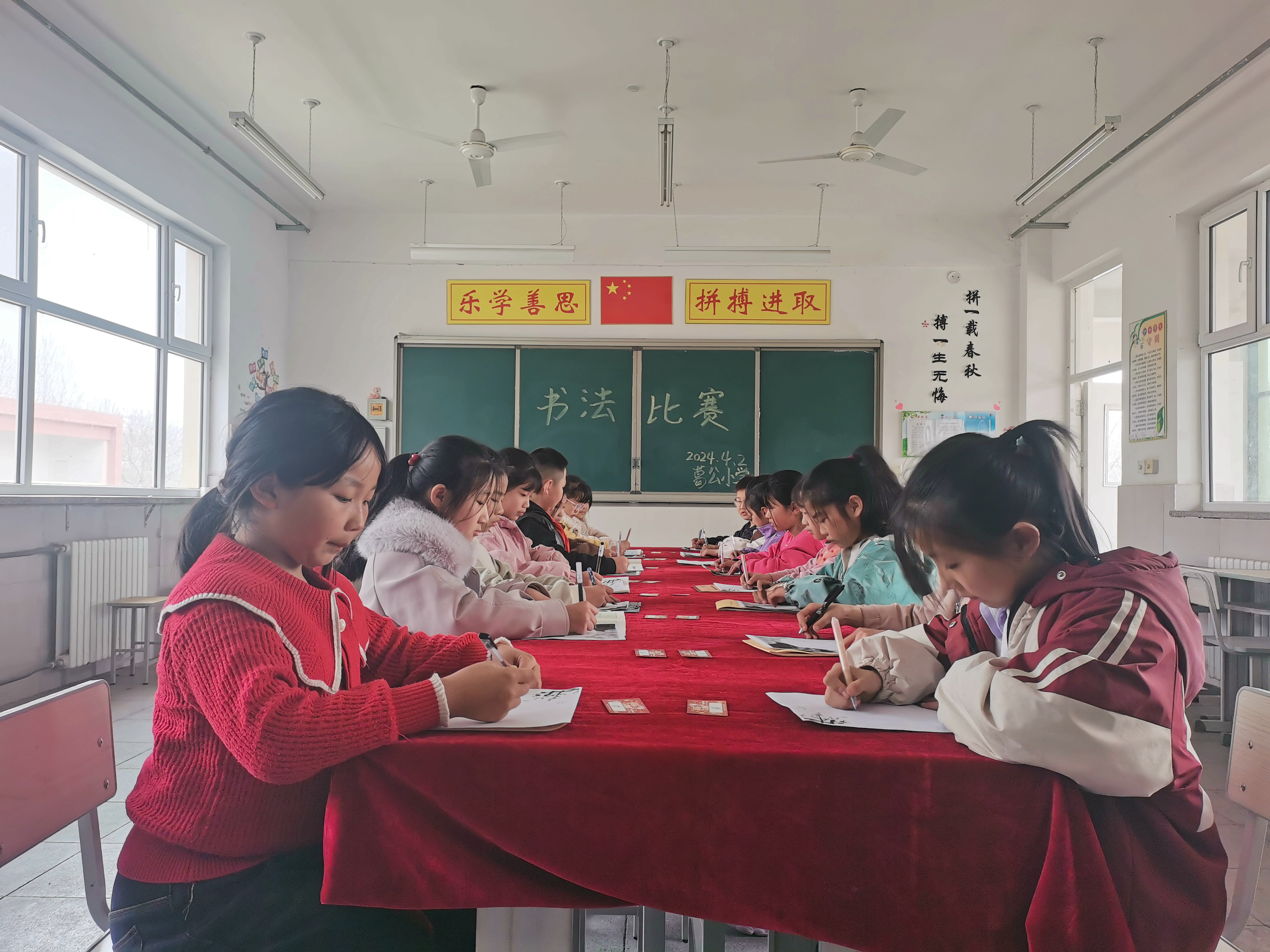 河北唐縣：優化課後服務 助力多彩童年_fororder_學校組織書法比賽的現場
