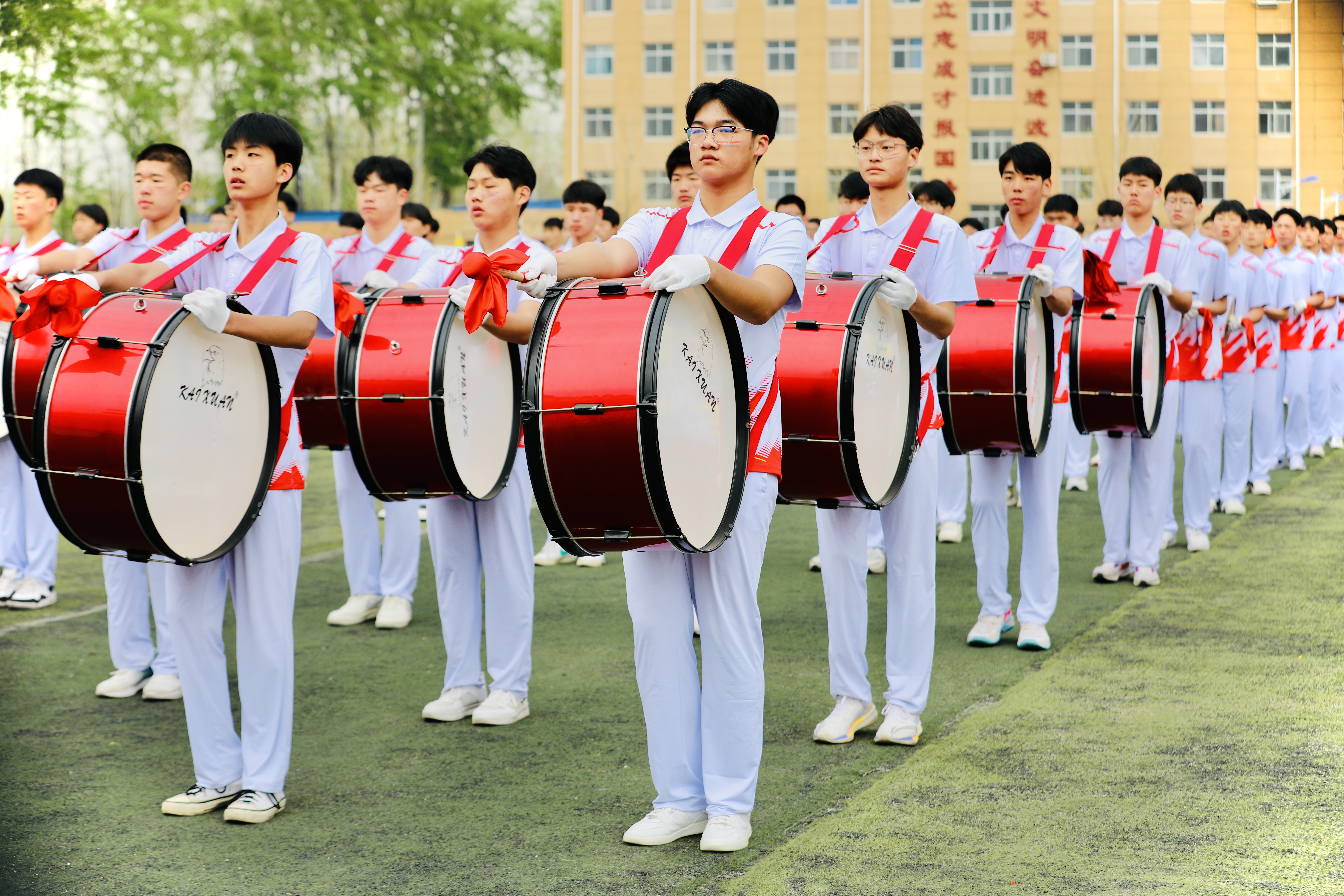 河北淶水：拼搏競技正當時 以體育人賦新能_fororder_圖為淶水縣2024年中小學生運動會開幕式儀仗隊表演現場。（徐梓鈺 攝）
