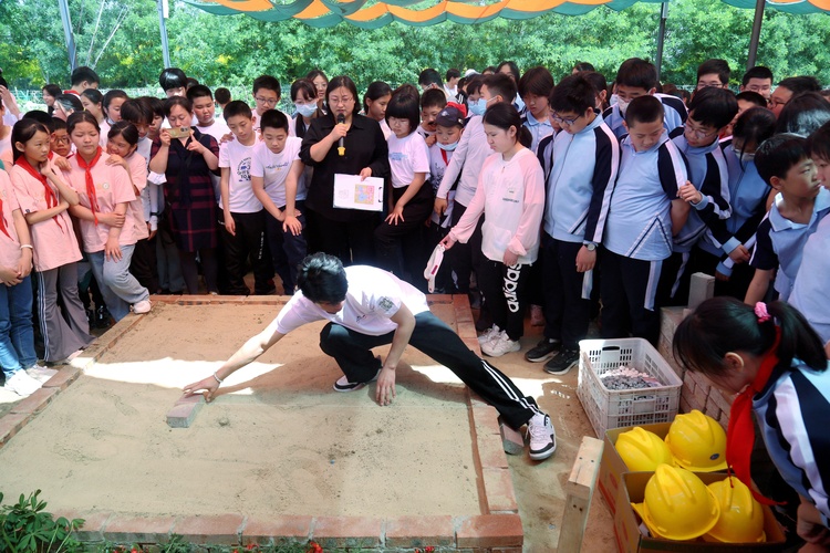 唐山路北：科技教育助成長，生態文明潤童心_fororder_圖為唐山職業技術學院的老師演示農林微景觀製作步驟。通訊員馬雅雄 攝 .JPG