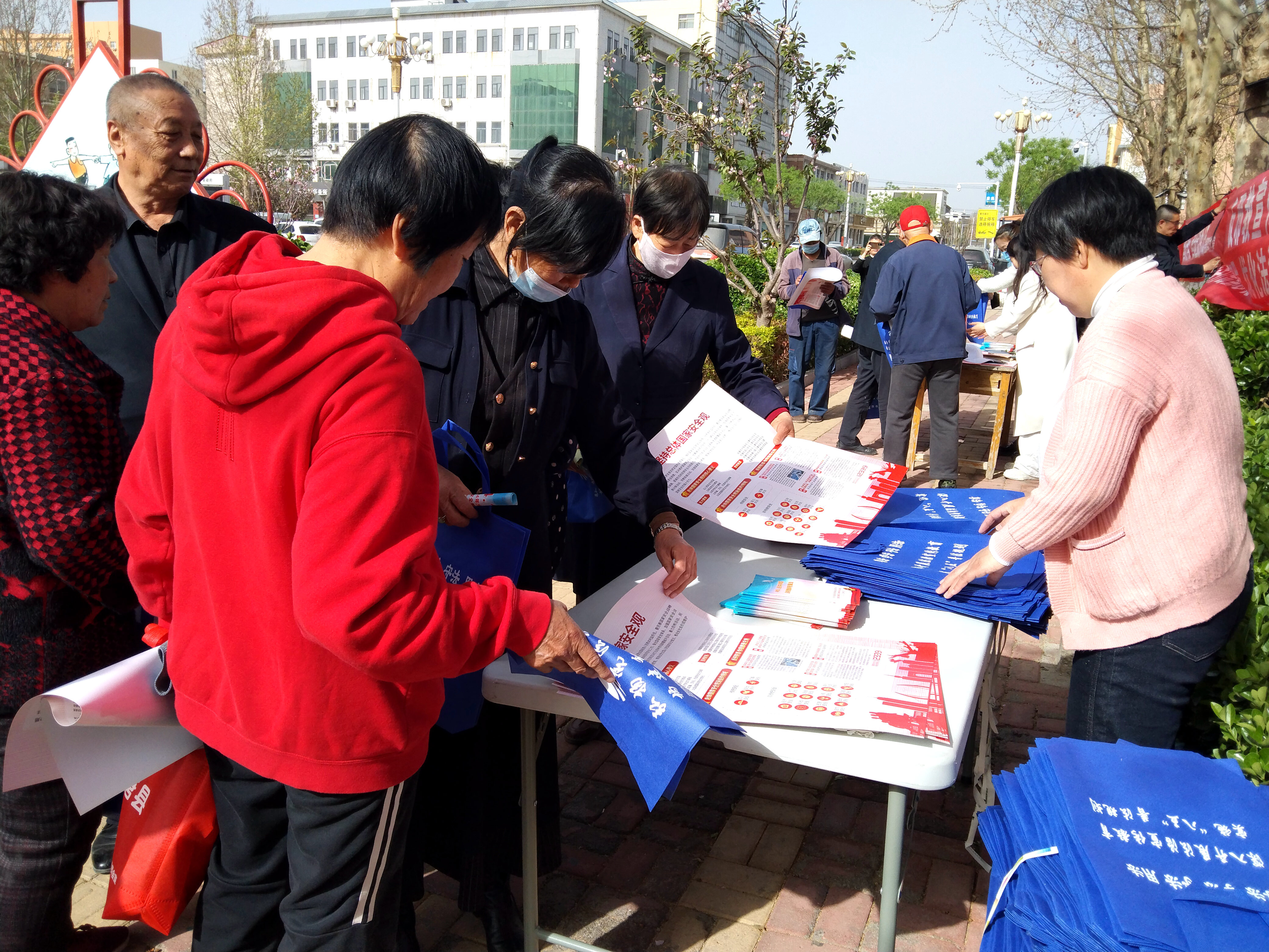河北唐縣：多部門協同開展“4·15”全民國家安全教育日宣傳活動_fororder_工作人員向群眾發放宣傳資料並講解相關知識